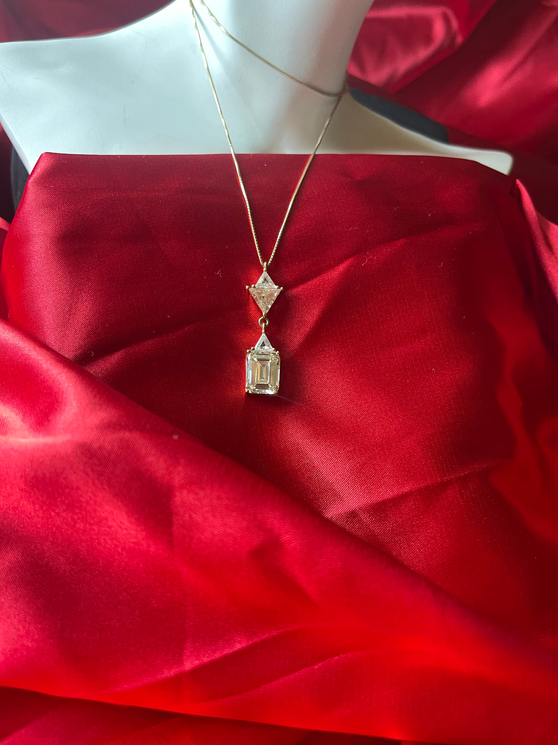 “REFLECTION” ONE OF THE KIND 5.60 CT NATURAL DIAMOND PENDANT