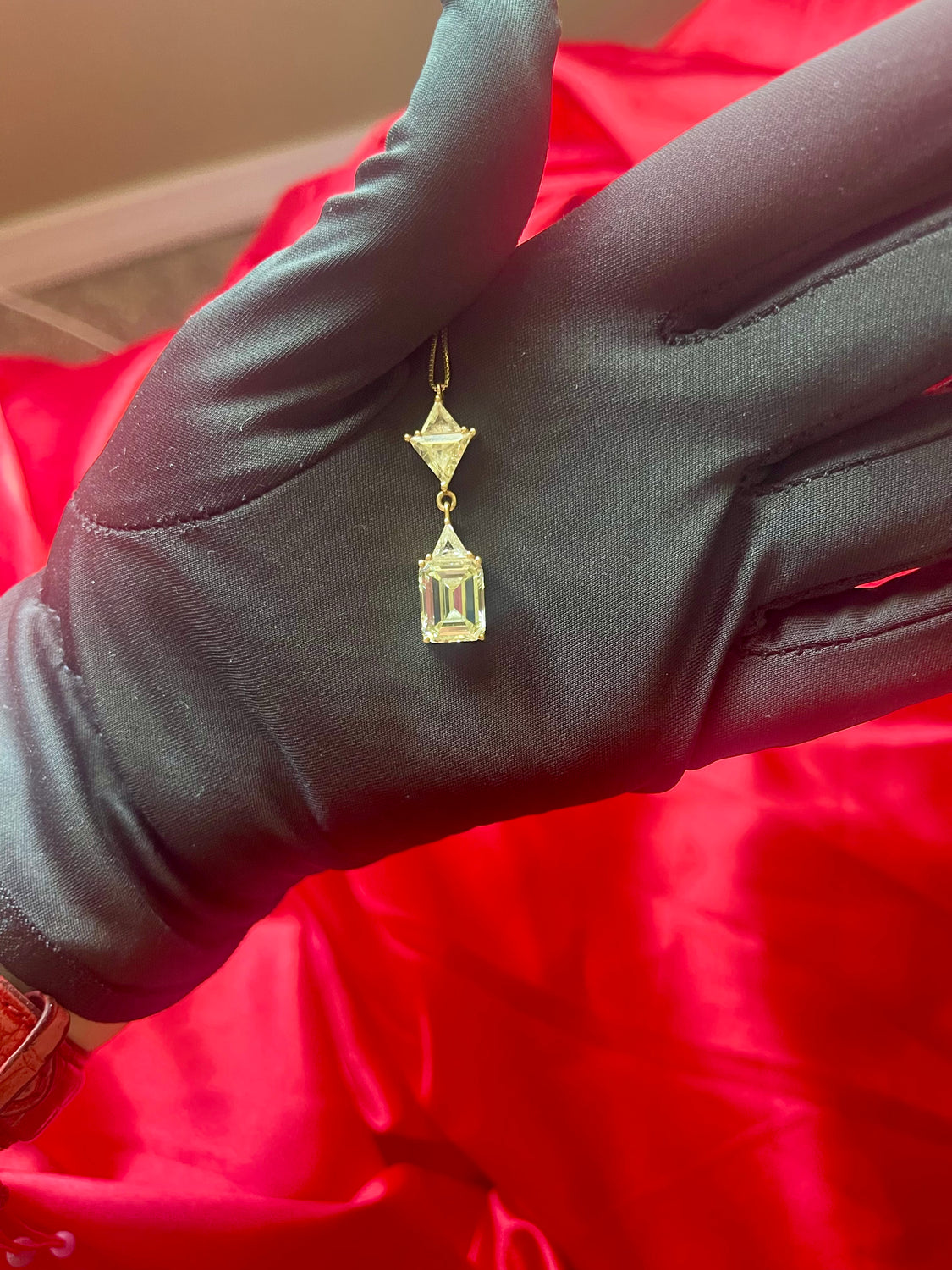 “REFLECTION” ONE OF THE KIND 5.60 CT NATURAL DIAMOND PENDANT