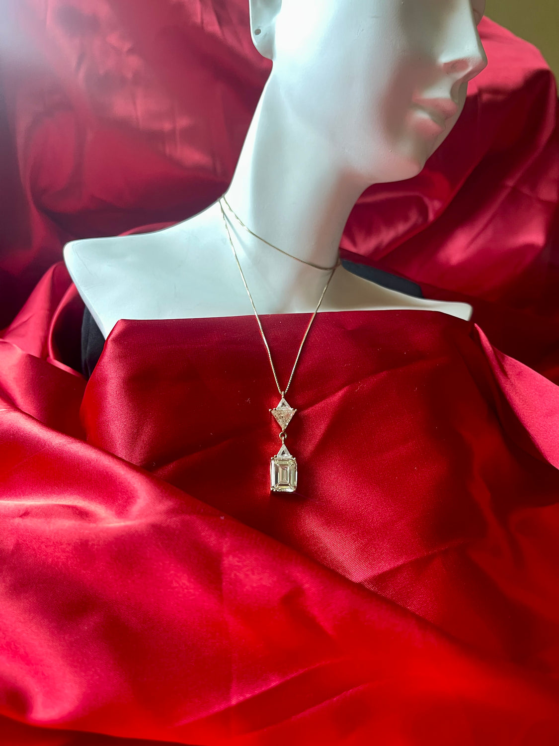 “REFLECTION” ONE OF THE KIND 5.60 CT NATURAL DIAMOND PENDANT